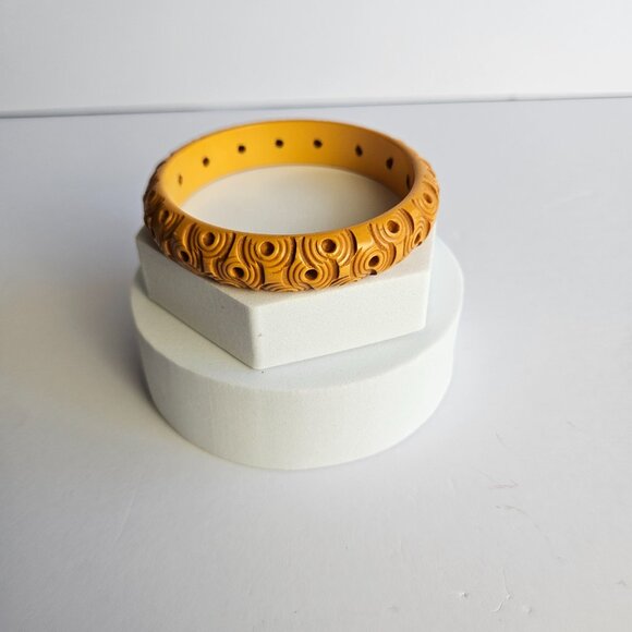 Vintage Carved Butterscotch Bakelite Bangle Bracelet – Tested Authentic – 2.75” - Picture 1 of 11